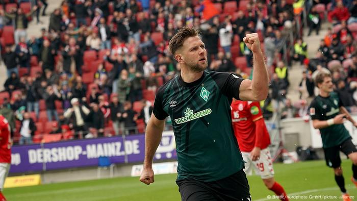 Werder Bremens Niclas Füllkrug ballt nach seinem Tor gegen Mainz 05 jubelnd die Faust