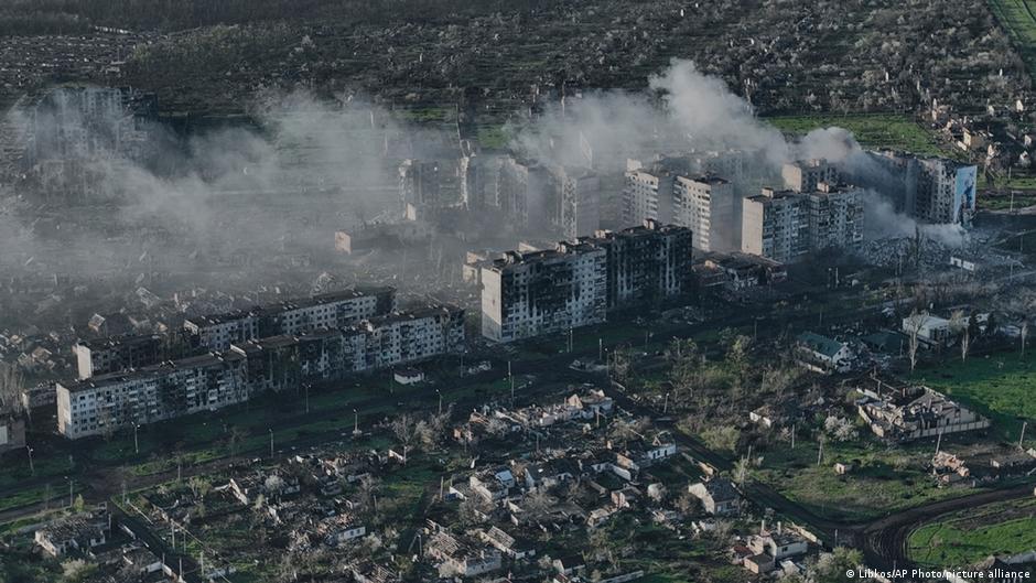 Ukraine updates: New claims that Russian units fled Bakhmut – DW – 05/10/2023 - Vimarsana News