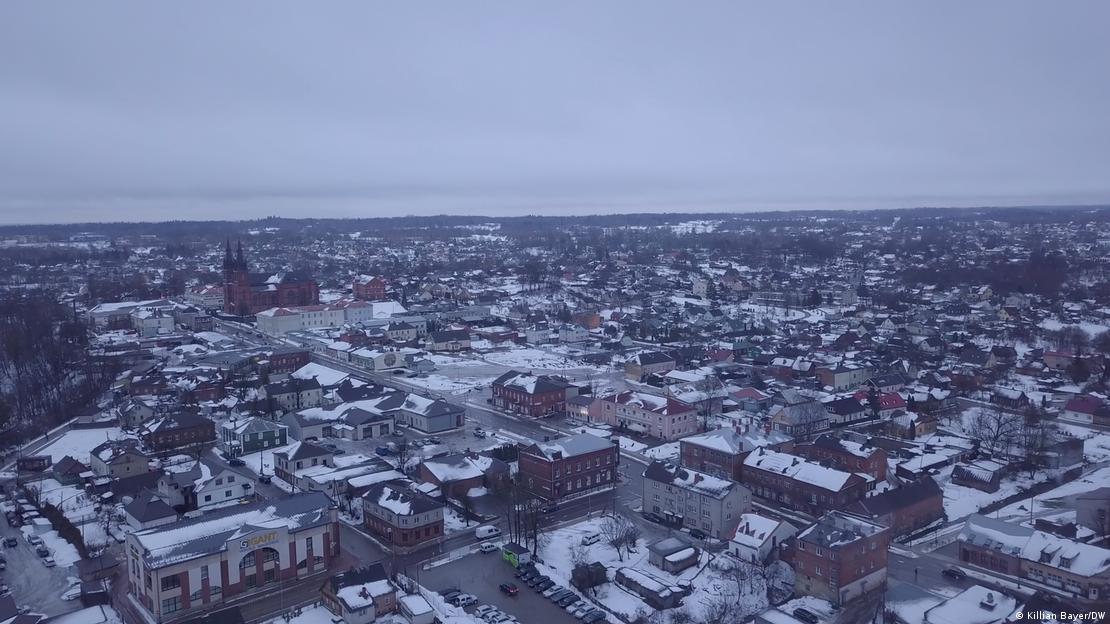 Vista panorâmica de uma cidade em um dia de inverno, com neve