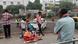 दिल्ली के एम्स के बाहर मरीज दिल्ली के एम्स के बाहर मरीज