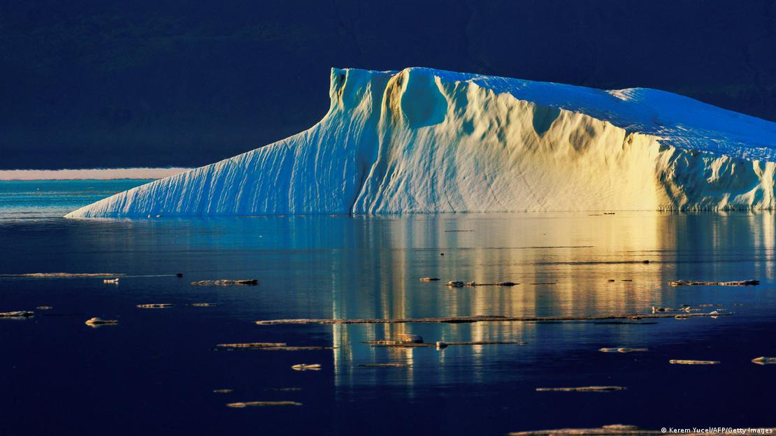 Një ajsberg duke shkrirë në Gronlandë. 