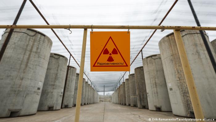 Vor der Atomkraftanlage in Saporischschja hängt ein Warnschild vor radioaktiver Strahlung