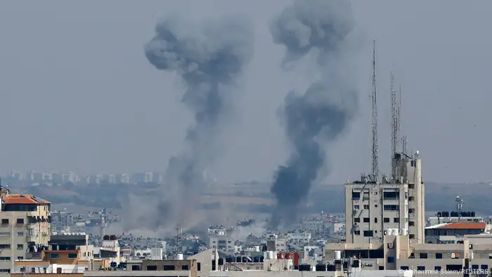 الصراع الإسرائيلي الفلسطيني- الدخان يتصاعد بعد الضربات الإسرائيلية على غزة 10 مايو/ أيار 2023