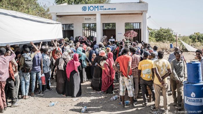Menschen stehen vor einem Zentrum der Internationalen Organisation für Migration (IOM) im äthiopischen Metema an, um sich registrieren zu lassen. Nach Angaben der Internationalen Organisation für Migration (IOM) der Vereinten Nationen sind seit dem Ausbruch der Kämpfe in Khartum Mitte April mehr als 15 000 Menschen aus dem Sudan über Metema geflohen, wobei im Durchschnitt etwa tausend Ankünfte pro Tag registriert wurden.