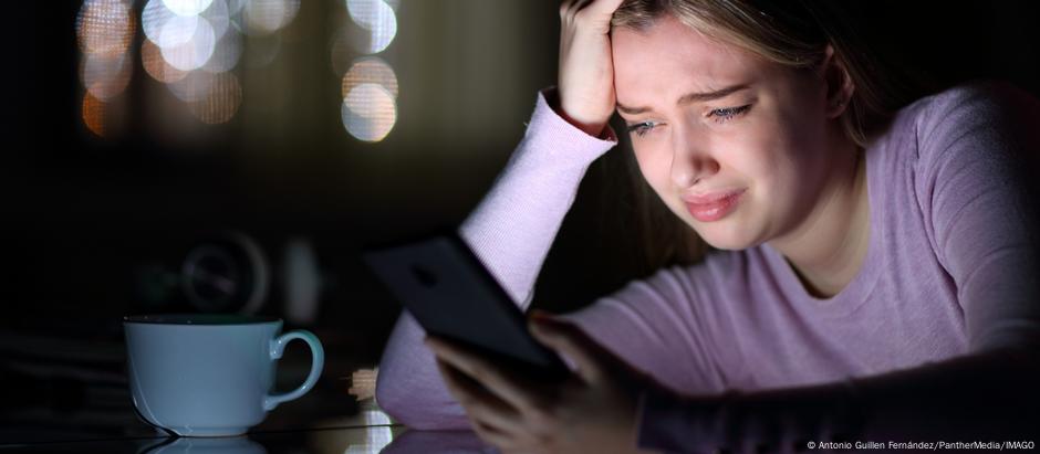 De acordo com um estudo da OMS/Europa, 15% dos adolescentes foram vítimas de cyberbullying, com as taxas aumentando desde 2018 tanto para meninos quanto para meninas