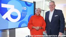 Claudia Roth (Bündnis90/Die Grünen), Kulturstaatsministerin, und Peter Limbourg, Intendant Deutsche Welle, nehmen an dem Festakt zum 70-jährigen Bestehen der DW Deutsche Welle teil. +++ dpa-Bildfunk +++