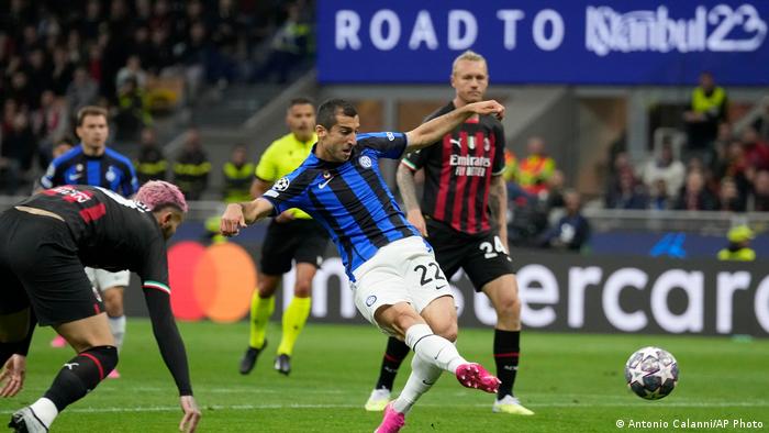 Henrikh Mkhitaryan von Inter Mailand schießt einen Ball