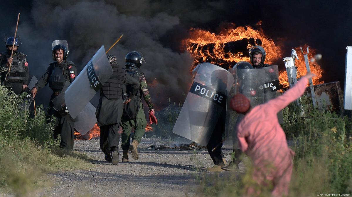 Pakistan calls in army to quell riots over Imran Khan arrest – DW – 05/11/2023