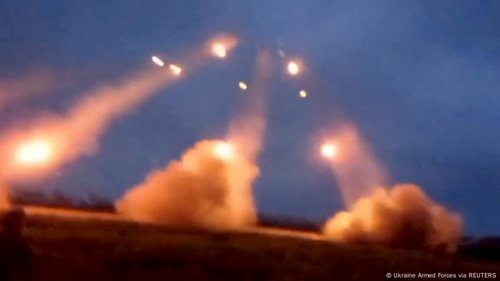 Leuchtspuren am Himmel zeigen den Einsatz von Raketenwerfern in der Region Bachmut in der Urkaine