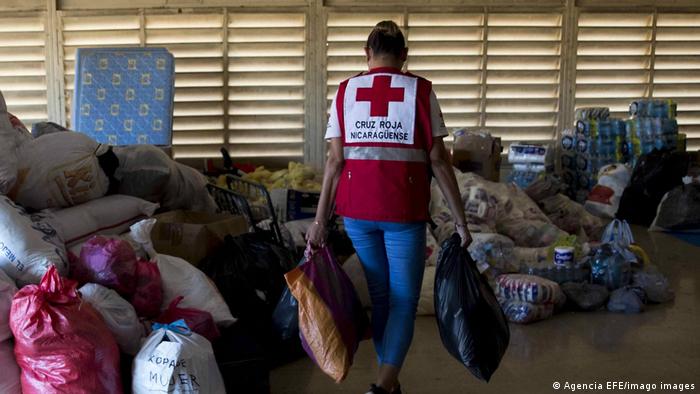 Una voluntaria de la Cruz Roja Nicaragüense trabajando en el acopio de ayuda para las víctimas de los huracanes IOTA y ETA, el 24 de noviembre de 2020. (Foto de archivo)