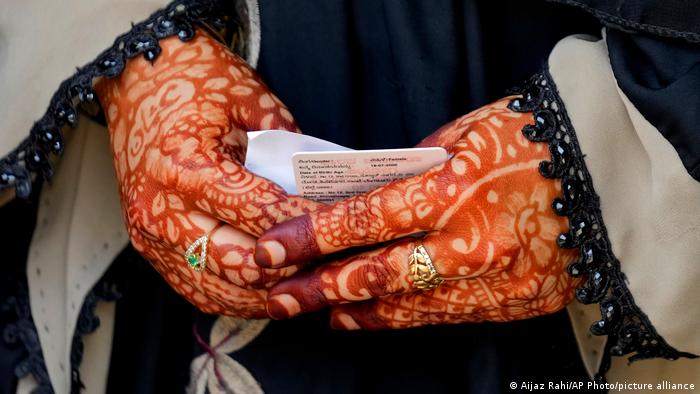 Manos de mujer decoradas con henna en India.