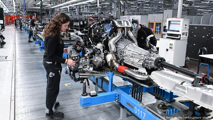 Mitarbeiter des Stuttgarter Autoherstellers Mercedes-Benz arbeiten in der Factory 56 im Merecdes-Benz Werk in Sindelfingen