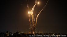 Raketen werden aus dem Gazastreifen in Richtung Israel abgefeuert. Militante Palästinenser haben nach der gezielten Tötung mehrerer Mitglieder des Islamischen Dschihads mehr als 200 Raketen auf Israel abgefeuert. +++ dpa-Bildfunk +++