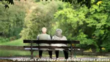 Zwei Senioren sitzen auf einer Bank im Grünen. Nach Angaben des Statistischen Bundesamtes ist die durchschnittliche Lebenserwartung in Deutschland erneut gestiegen. (zu dpa Lebenserwartung in Deutschland steigt weiter) +++ dpa-Bildfunk +++