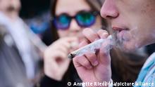 Ein Demonstrant raucht einen Joint, während er an der Demonstration „Entkriminalisierung sofort - für die Freigabe von Cannabis“, vor dem Brandenburger Tor teilnimmt. Der 20. April gilt als Tag der Cannabis-Bewegung, die den Code 420 nutzt.