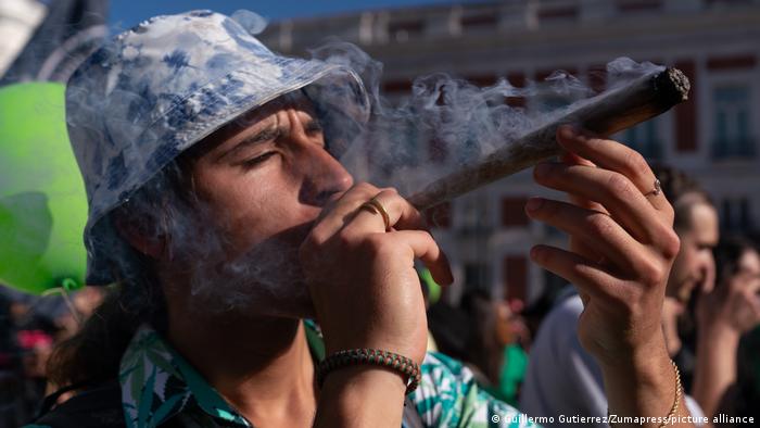 Quão perigoso é o uso da maconha? Na foto, a Marcha Global da Maconha em Madri, onde apoiadores fizeram manifestação pela legalização. Enquanto isso, outros alertam para os perigos da cannabis. Quem está certo?