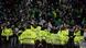Die kolumbianische Polizei hält eine Tribüne mit Anhängern von Atletico Nacional davor zurück, auf den Platz zu stürmem Die kolumbianische Polizei hält eine Tribüne mit Anhängern von Atletico Nacional davor zurück, auf den Platz zu stürmem