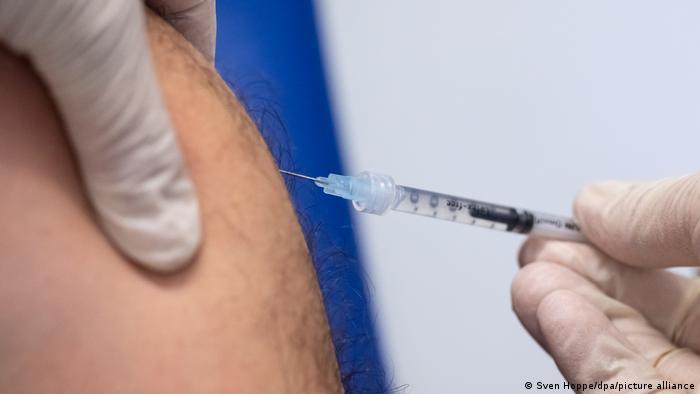 Сотрудник вакцинирует мужчину вакциной от Bavarian Nordic (Imvanex/Jynneos) против обезьяньей оспы.