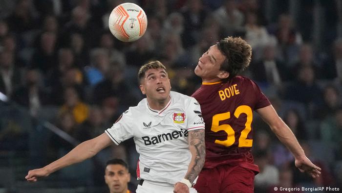 Zweikampf von Leverkusens Exequiel Palacios (l.) mit Roms Edoardo Bove (r.) im Halbfinale der Europa League