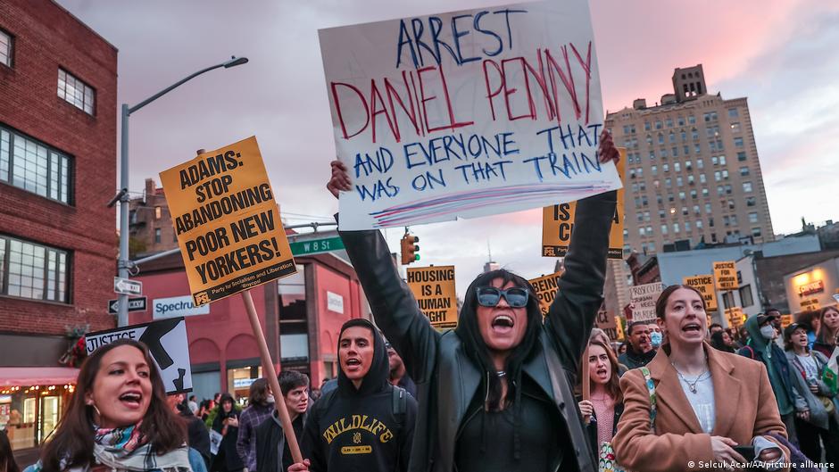 Former US Marine to be charged over subway chokehold death DW 05/12