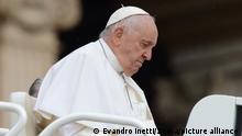 Papa Francisco interrumpe audiencia en la Plaza de San Pedro para responder llamada a su móvil
