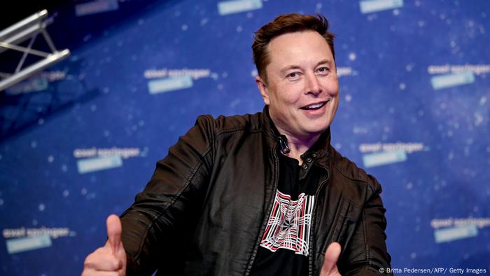 Elon Musk zeigt Daumen hoch