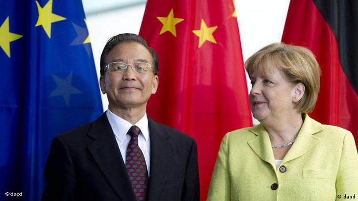 2011年，德国与中国举行了第一轮政府间磋商。图为她与时任中国总理温家宝。在这一机制下，两国内阁成员在政府总理的带领下，轮流前往对方国家进行对话和部长级的磋商。2021年的视频会谈，是默克尔任内最后一次磋商。