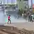 Des manifestants jettent des pierres et bloquent des routes après que le Front national pour la défense de la constitution (FNDC) interdit, a appelé à des manifestations contre la junte au pouvoir à Conakry, le 20 octobre 2022