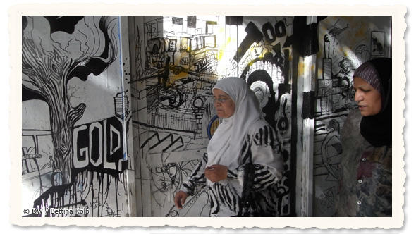Zwei Frauen betrachten Grafitti in den Straßen Kairos (Foto: DW / Bettina Kolb)