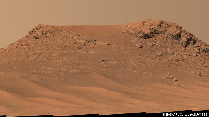 El explorador de Marte Perseverance de la NASA captó este mosaico de una colina apodada Pinestand. Los científicos creen que las altas capas sedimentarias apiladas aquí podrían haber sido formadas por un río profundo y de corriente rápida.