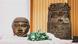 La photo montre deux des 22 bronzes rendus par l'Allemagne au Nigeria. Deux figures humaines dont une à droite porte de larges bijoux sur le cou. La photo montre deux des 22 bronzes rendus par l'Allemagne au Nigeria. Deux figures humaines dont une à droite porte de larges bijoux sur le cou.