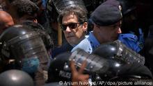 12.05.2023, Pakistan, Islamabad: Imran Khan (M), ehemaliger Premierminister von Pakistan, wird von Polizeibeamten eskortiert, als er vor einem Gericht erscheint. Das Obere Gericht hat entschieden, dass der ehemalige Premierministers für 15 Tage freigelassen wird. Foto: Anjum Naveed/AP/dpa +++ dpa-Bildfunk +++