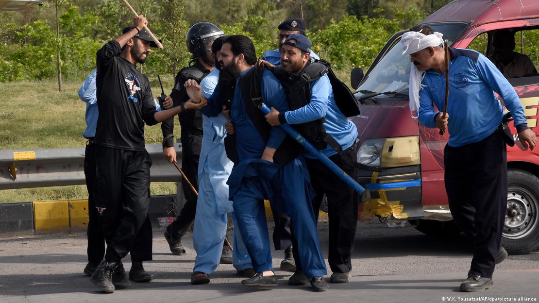 عمران خان کی گرفتاری کے بعد پرتشدد مظاہروں کے بعد ان کے ہزاروں حامیوں کو گرفتار کرلیا گیا ہے