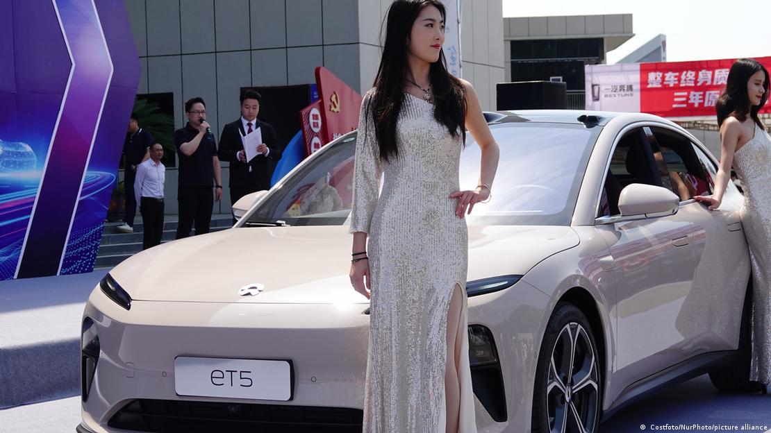 Një vajze e bukur propagandon automjetet me energji të re NIO në Ekspozitën Automatike Yichang 2023 në Yichang