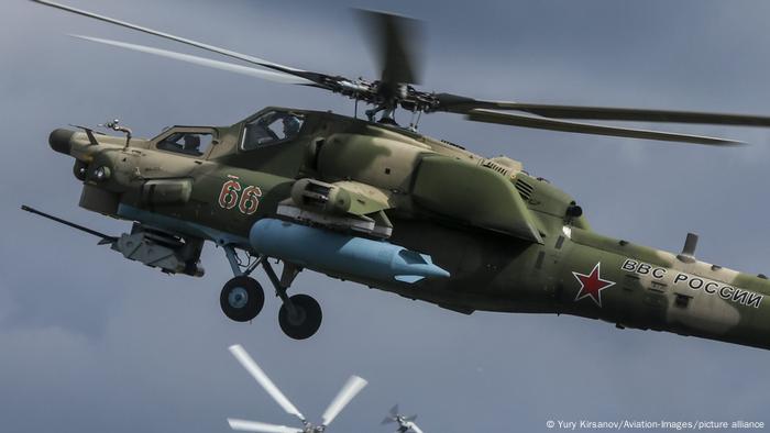 Ein russischer Hubschrauber vom Typ Mi-28 bei einer Übung 