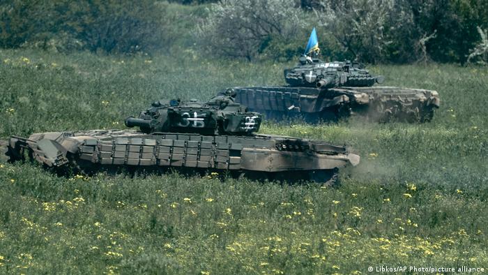 Tanques ucranianos en las afueras de Bajmut.