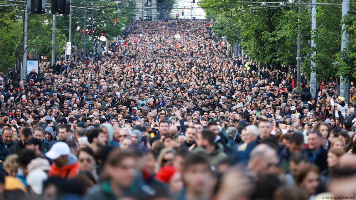 Ogromni protest u Beogradu „Put za izlazak iz mraka“ DW 13. 5. 2023.