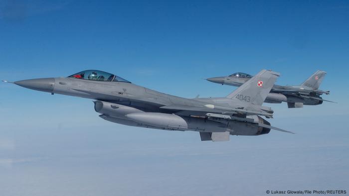 Zwei polnische F-16 Kampfjets vor blauem Himmel