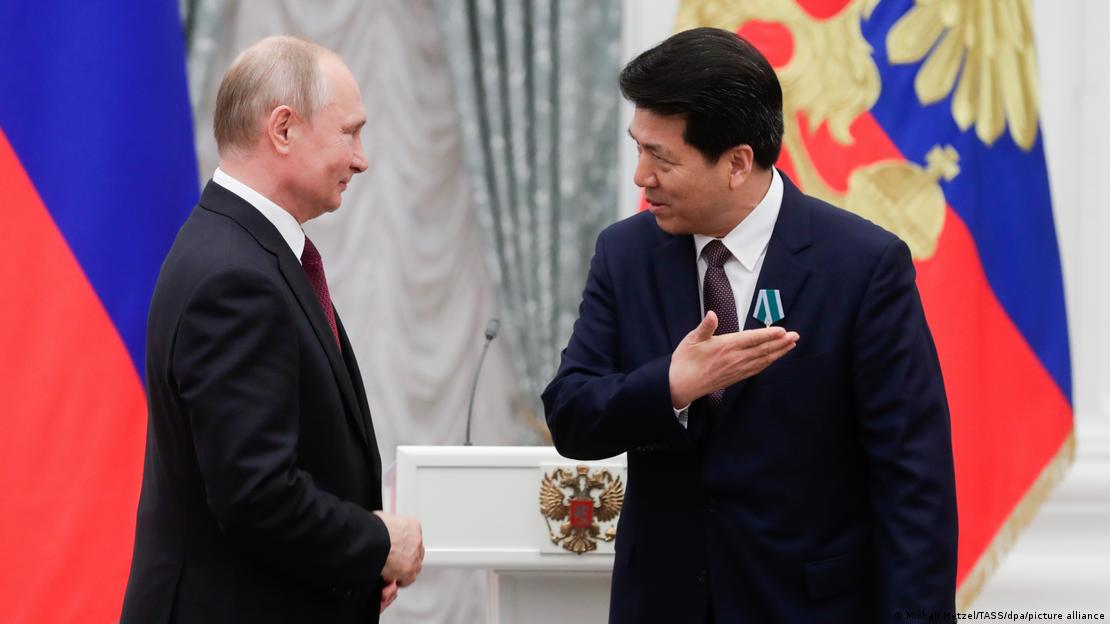 Ο Βλ. Πούτιν με τον Κινέζο Πρέσβη στη Μόσχα Λι Χούι