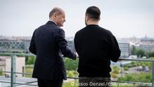 HANDOUT - 04.05.2023, Berlin: Bundeskanzler Olaf Scholz empfängt den ukrainischen Präsidenten Wolodymyr Selensky zu Gesprächen im Kanzleramt in Berlin. Der ukrainische Präsident Selenskyj ist erstmals seit dem russischen Angriff auf die Ukraine anlässlich der Verleihung des Karlspreises in Deutschland. Foto: Jesco Denzel/Bundespresseamt/dpa - ACHTUNG: Nur zur redaktionellen Verwendung im Zusammenhang mit der aktuellen Berichterstattung und nur mit vollständiger Nennung des vorstehenden Credits +++ dpa-Bildfunk +++