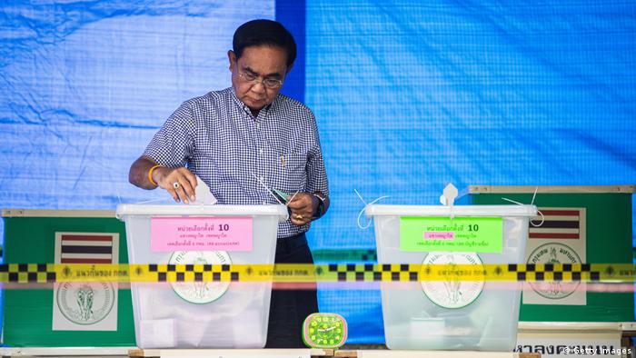 Prayut Chan-o-cha an der Wahlurne