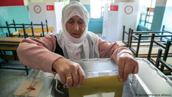 Türkei Präsidenten- und Parlamentswahl Wahllokal