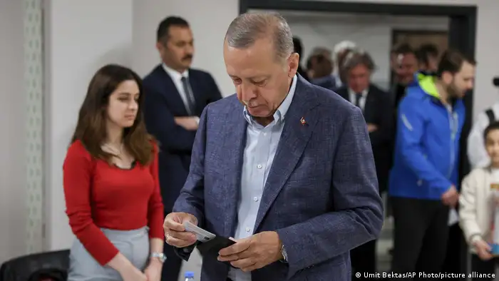 الرئيس التركي يدلي بصوته في الانتخابات
