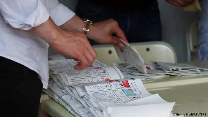 موظفو الانتخابات يتعاملون مع البطاقات الانتخابية لفرزها بعد إغلاق مركز الاقتراع، خلال الانتخابات الرئاسية والبرلمانية التركية في هاتاي