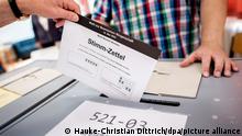 Ein Bürger wirft in einem Wahllokal im Stadtteil Vegesack seinen Stimmzettel für die Bürgerschaftswahl in eine Wahlurne. Im Bundesland Bremen finden die 21. Wahl zur Bremischen Bürgerschaft sowie Kommunalwahlen in Bremen und Bremerhaven statt.