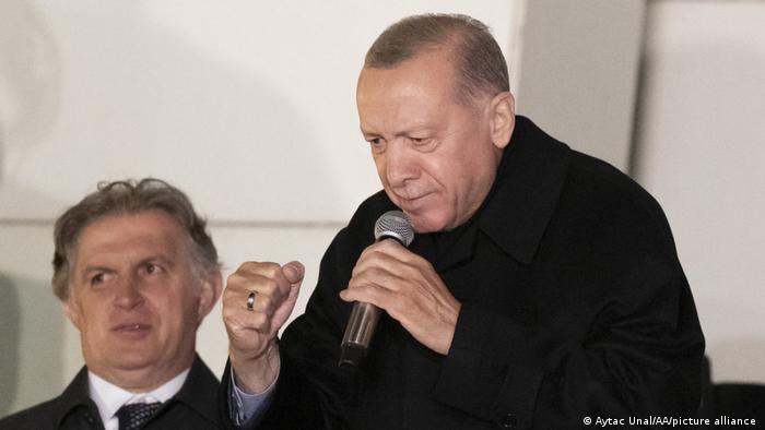 Recep Tayyip Erdogan mit Mikrofon