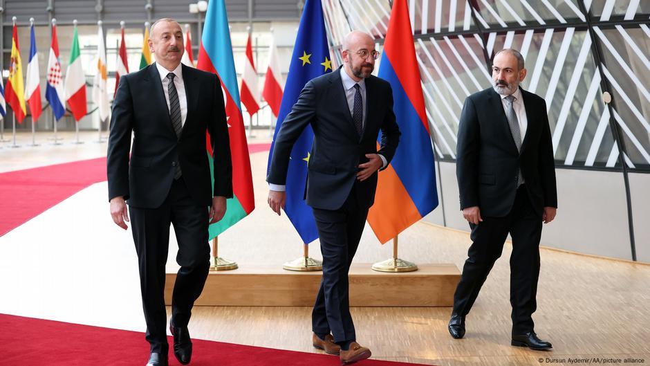 Predsednik Azerbejdžana Ilham Alijev (levo) i premijer Jermenije Nikol Pašinjan (desno) sastajali su se nekoliko puta na mirovnim pregovorima u Briselu
