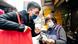 2021年底台湾举行四项全国公投案,民进党立委苏巧慧幕僚张哲维到市场宣讲,向民众宣传执政团队的政策方向。(照片由张哲维提供) 2021年底台湾举行四项全国公投案,民进党立委苏巧慧幕僚张哲维到市场宣讲,向民众宣传执政团队的政策方向。(照片由张哲维提供)