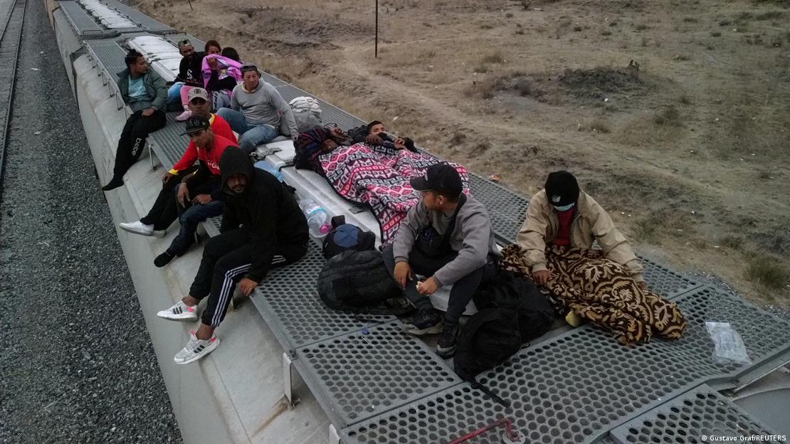 Foto de personas migrantes irregulares sobre el techo de un tren en México.