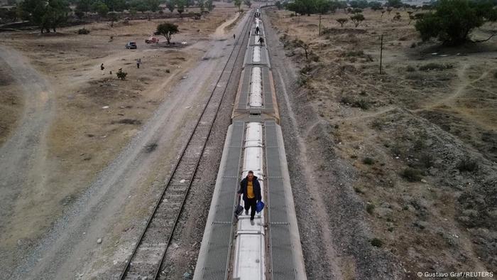 Un migrante sobre el techo de un tren en México rumbo a la frontera norte con EE. UU.